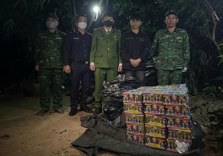 Đối tượng c&ugrave;ng tang vật ph&aacute;o bị lực lượng chức năng bắt giữ. Ảnh: QH