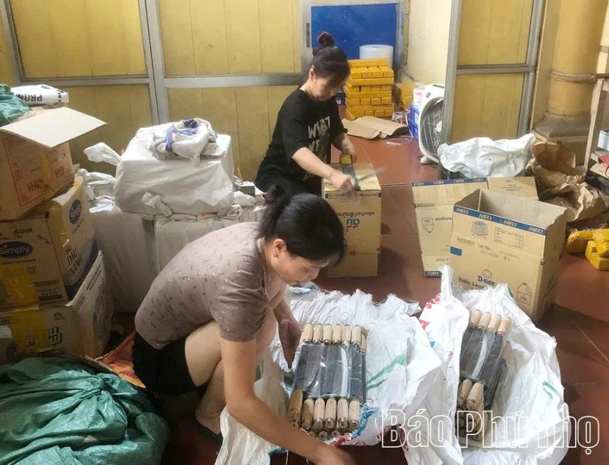 Người lao động tại xưởng r&egrave;n Trọng B&igrave;nh, th&ocirc;n B&agrave;n Mạch, x&atilde; Vĩnh Ph&uacute; tất bật đ&oacute;ng g&oacute;i sản phẩm để kịp giao h&agrave;ng cho đối t&aacute;c