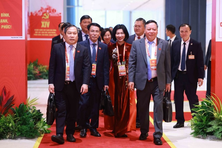 C&aacute;c đại biểu đến dự Phi&ecirc;n họp tr&ugrave; bị Đại hội XIV của Đảng - Ảnh: VGP/Nhật Bắc