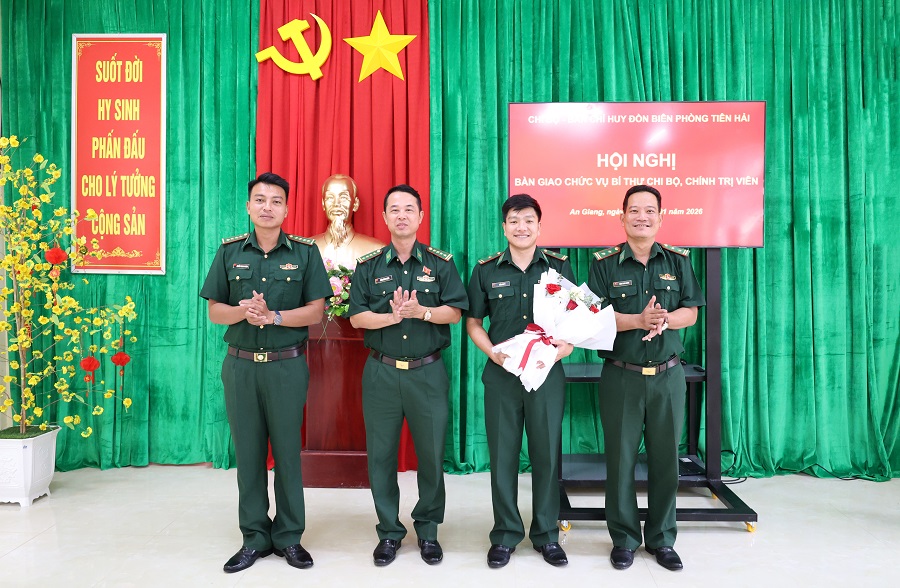 Bàn giao chức vụ Bí thư Chi bộ, Chính trị viên Đồn Biên phòng Tiên Hải