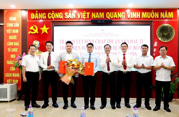 L&atilde;nh đạo BQL Khu kinh tế v&agrave; Khu c&ocirc;ng nghiệp tỉnh Kh&aacute;nh H&ograve;a trao Quyết định chấp nhận nh&agrave; đầu tư Dự &aacute;n KĐT mới Đầm M&ocirc;n v&agrave; KĐT Mới TU B&ocirc;ng
