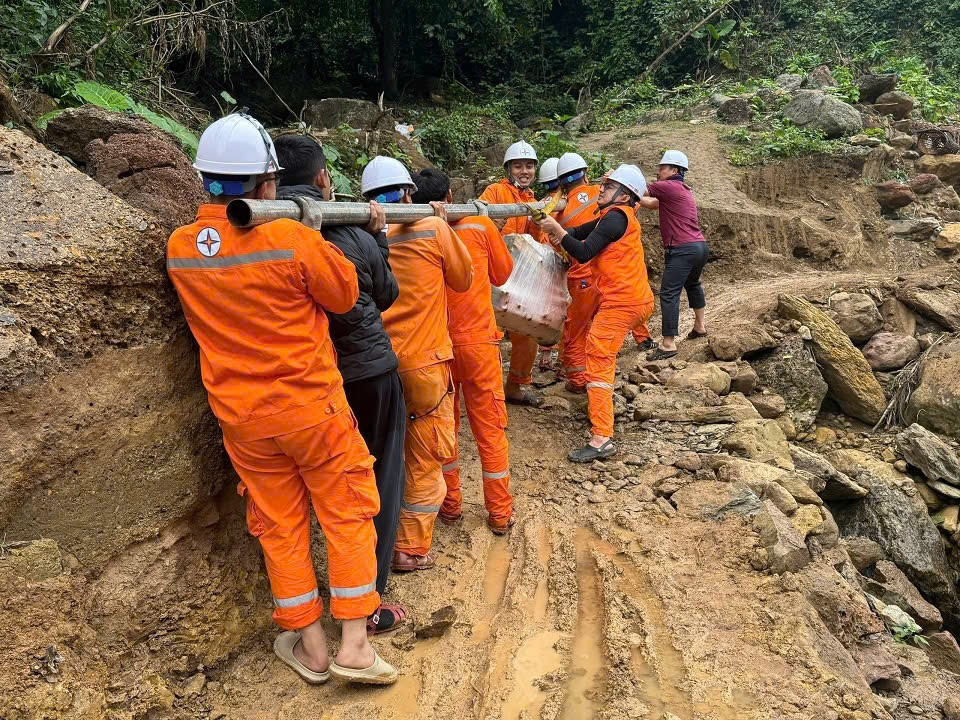 CBCNV EVNNPC trực tiếp v&aacute;c vật tư, thiết bị, men theo v&aacute;ch n&uacute;i hiểm trở để đưa điện về v&ugrave;ng s&acirc;u.