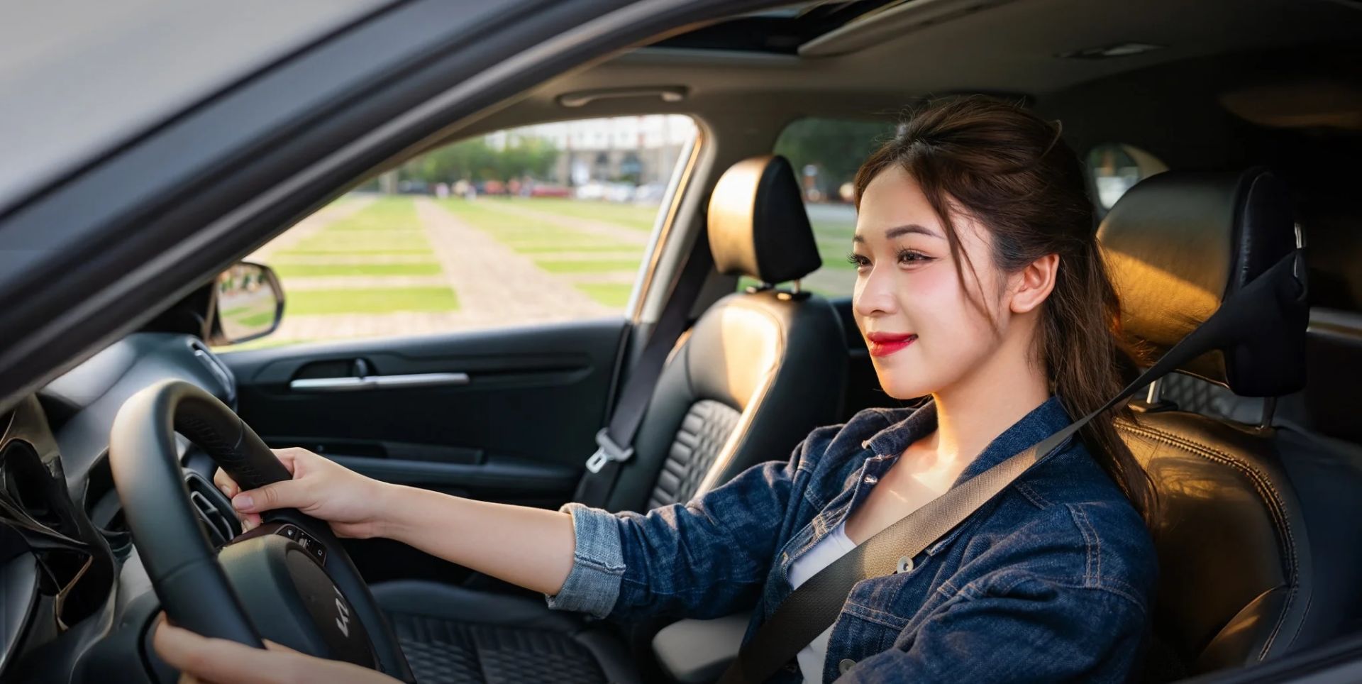 Kh&aacute;ch h&agrave;ng trải nghiệm trực tiếp c&aacute;c d&ograve;ng xe thế hệ mới