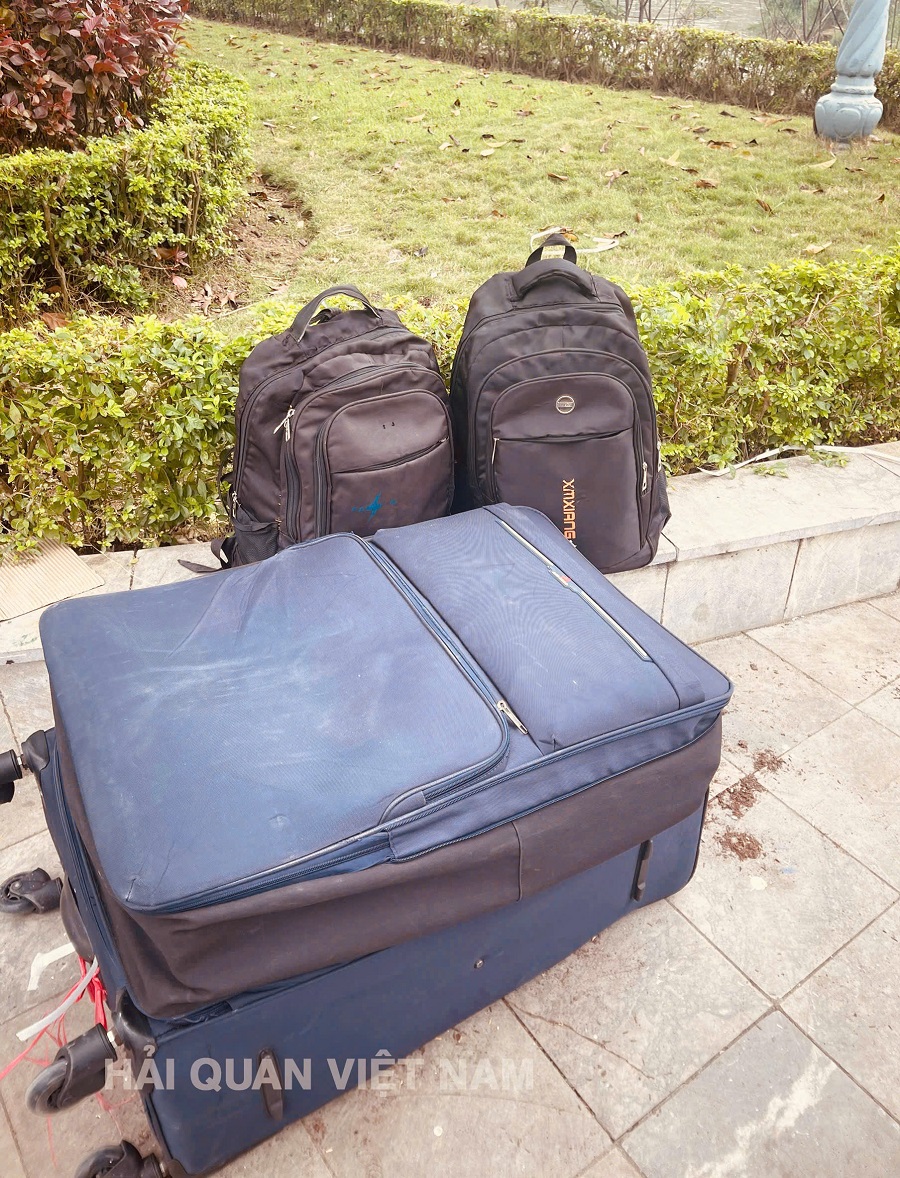 Chi cục Hải quan khu vực VII bắt giữ 220 kg x&uacute;c x&iacute;ch, lạp xưởng