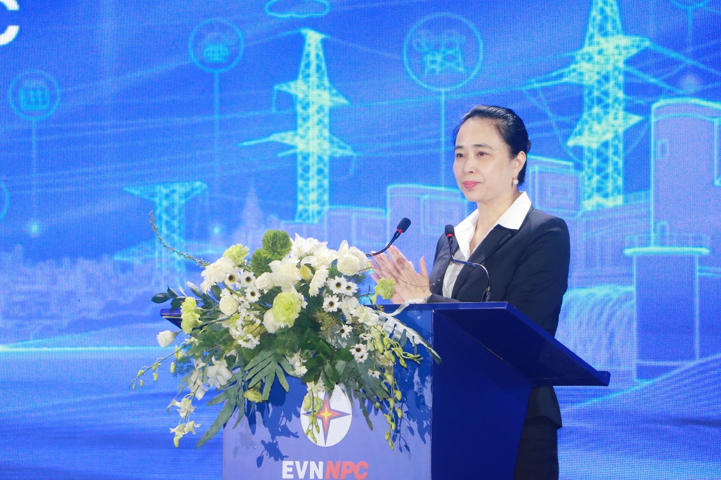 B&agrave; Đỗ Nguyệt &Aacute;nh - B&iacute; thư Đảng ủy, Chủ tịch Hội đồng th&agrave;nh vi&ecirc;n EVNNPC ph&aacute;t biểu tại Hội nghị.