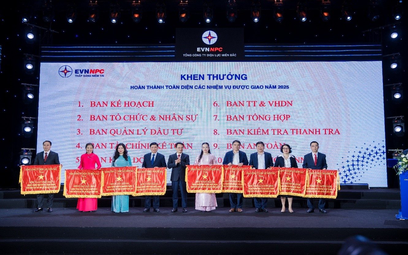 &Ocirc;ng Nguyễn Đức Thiện - Tổng Gi&aacute;m đốc EVNNPC trao thưởng cho c&aacute;c tập thể ho&agrave;n th&agrave;nh to&agrave;n diện c&aacute;c nhiệm vụ được giao năm 2025.