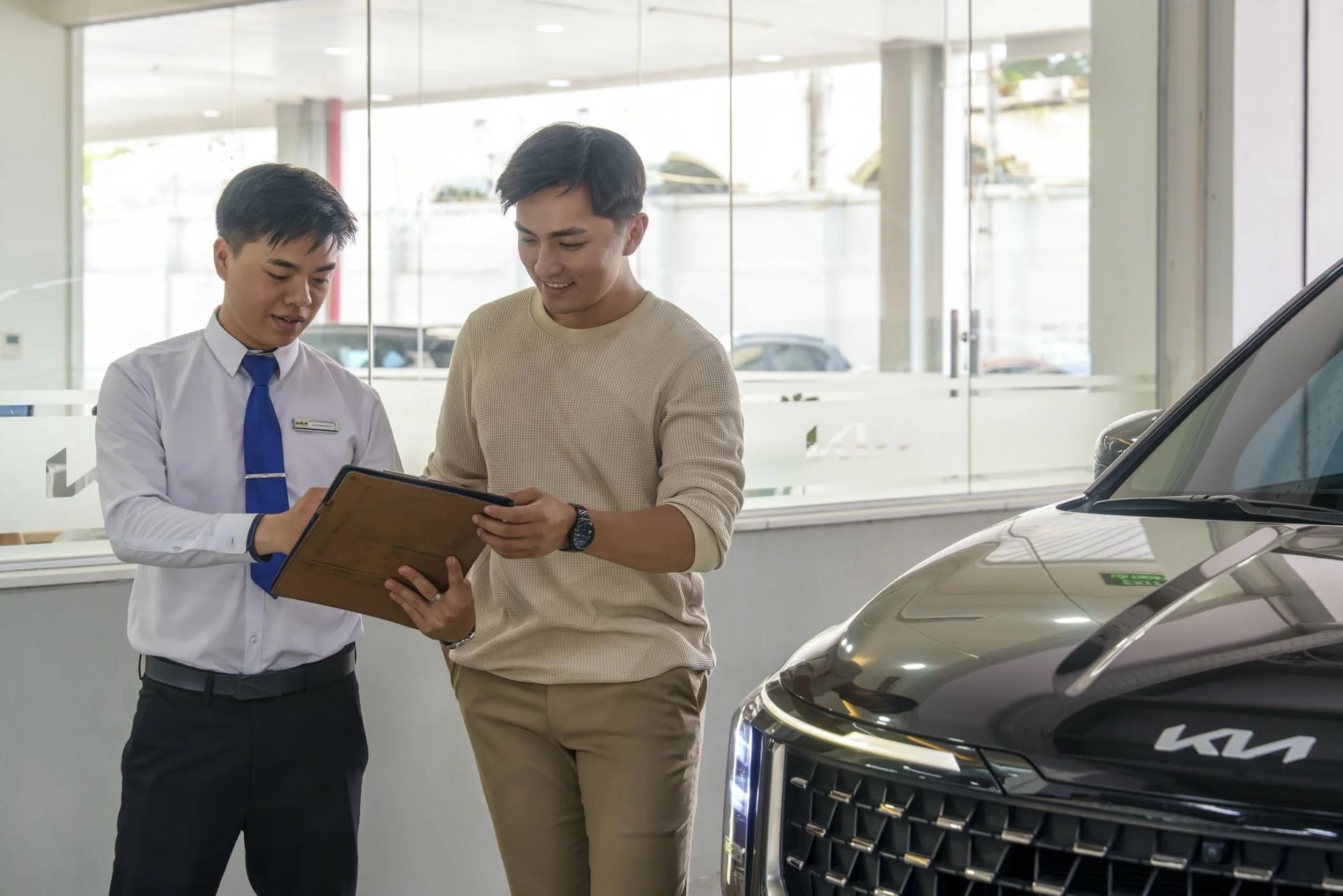 Nh&acirc;n sự kỹ thuật THACO AUTO tư vấn kh&aacute;ch h&agrave;ng chăm s&oacute;c, bảo dưỡng xe