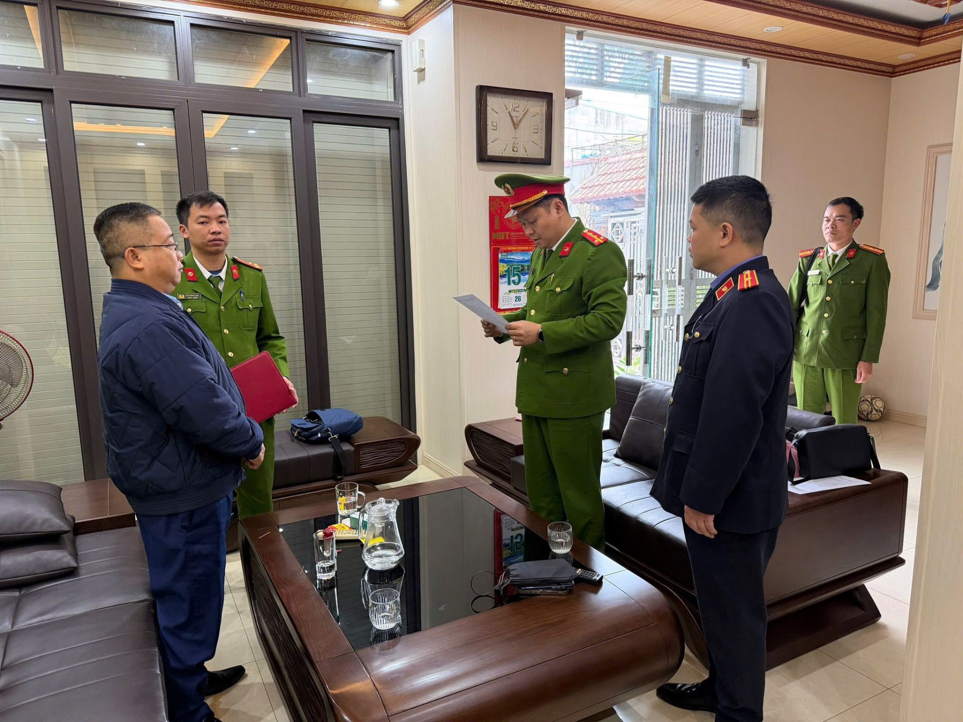 Cơ quan Cảnh s&aacute;t điều tra, C&ocirc;ng an tỉnh Cao Bằng bắt giữ đối tượng vi phạm quy định về kế to&aacute;n. Ảnh: C&ocirc;ng an tỉnh Cao Bằng