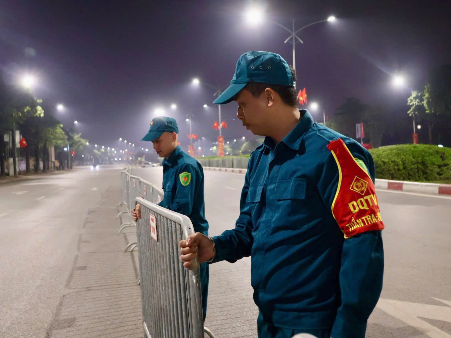 Lực lượng l&agrave;m nhiệm vụ kiểm tra, bố tr&iacute; r&agrave;o chắn, chủ động kiểm so&aacute;t tuyến đường, hạn chế tối đa ảnh hưởng đến việc đi lại của người d&acirc;n.