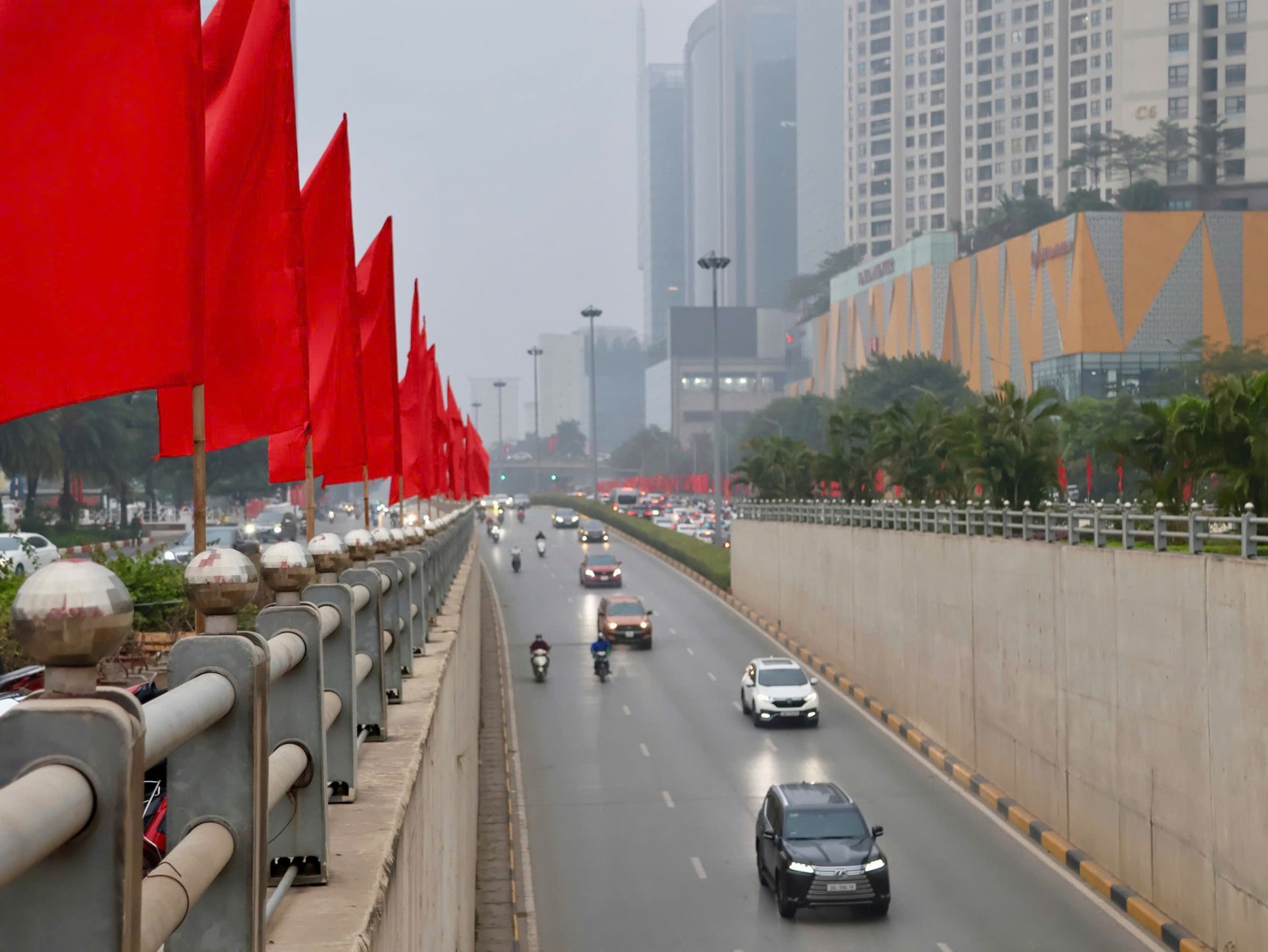 C&aacute;c tuyến đường ch&iacute;nh của Thủ đ&ocirc; được trang tr&iacute; cờ, băng r&ocirc;n trang trọng; giao th&ocirc;ng lưu th&ocirc;ng ổn định trong thời gian diễn ra Đại hội XIV.