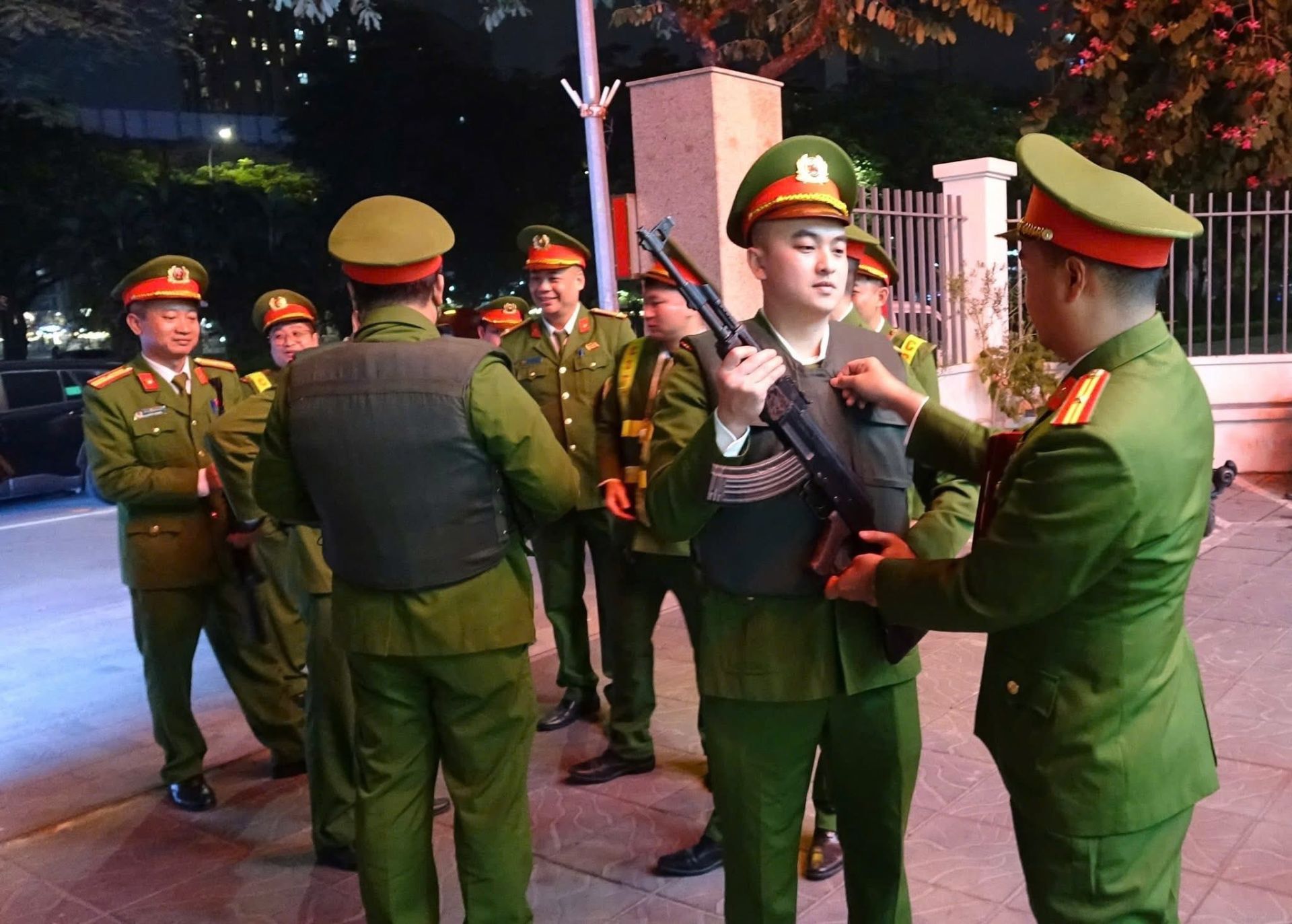 C&aacute;n bộ, chiến sĩ C&ocirc;ng an phường Đống Đa kiểm tra trang bị, vũ kh&iacute; trước khi triển khai c&aacute;c tổ tuần tra vũ trang theo kế hoạch.