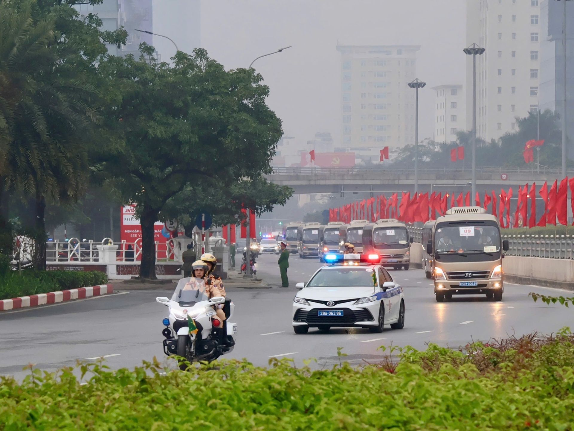 Giao thông thông suốt, an ninh trật tự được giữ vững trong ngày khai mạc Đại hội XIV