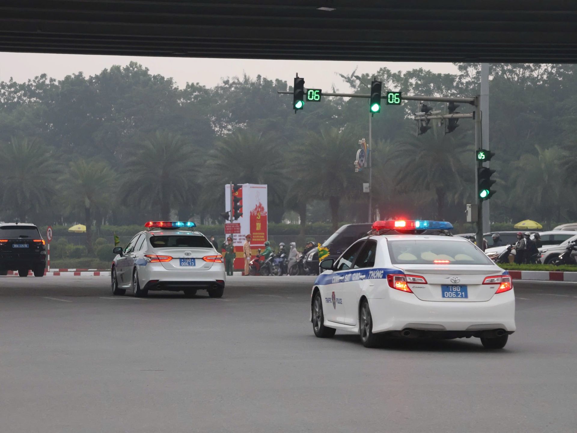 Cảnh s&aacute;t giao th&ocirc;ng điều tiết phương tiện tại n&uacute;t giao lớn, ưu ti&ecirc;n c&aacute;c đo&agrave;n c&ocirc;ng t&aacute;c, bảo đảm trật tự an to&agrave;n giao th&ocirc;ng trong ng&agrave;y khai mạc Đại hội XIV.