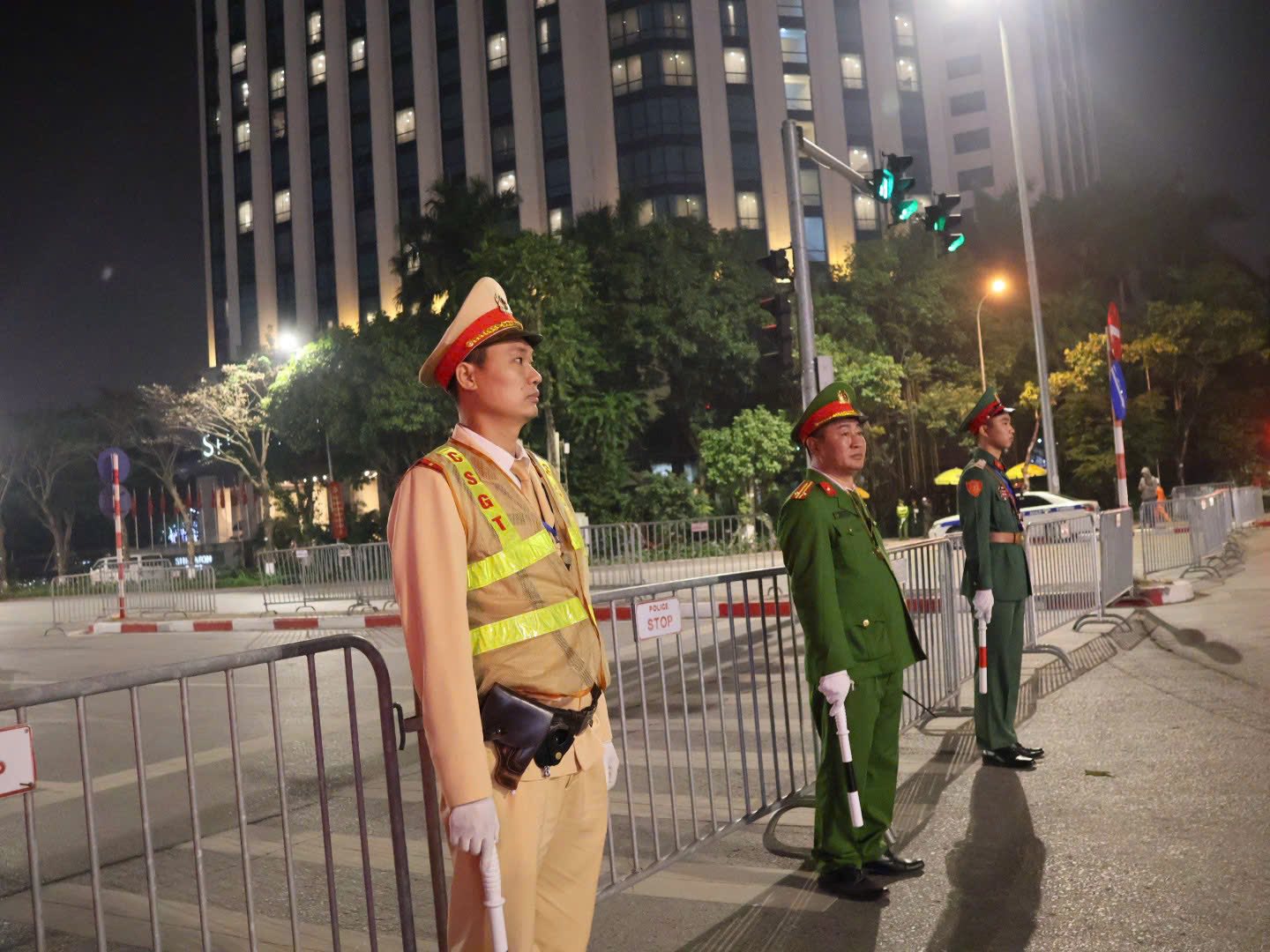 Cảnh s&aacute;t giao th&ocirc;ng v&agrave; lực lượng chức năng phối hợp đứng chốt, ph&acirc;n luồng giao th&ocirc;ng tại khu vực tổ chức chương tr&igrave;nh, bảo đảm an to&agrave;n tuyệt đối.