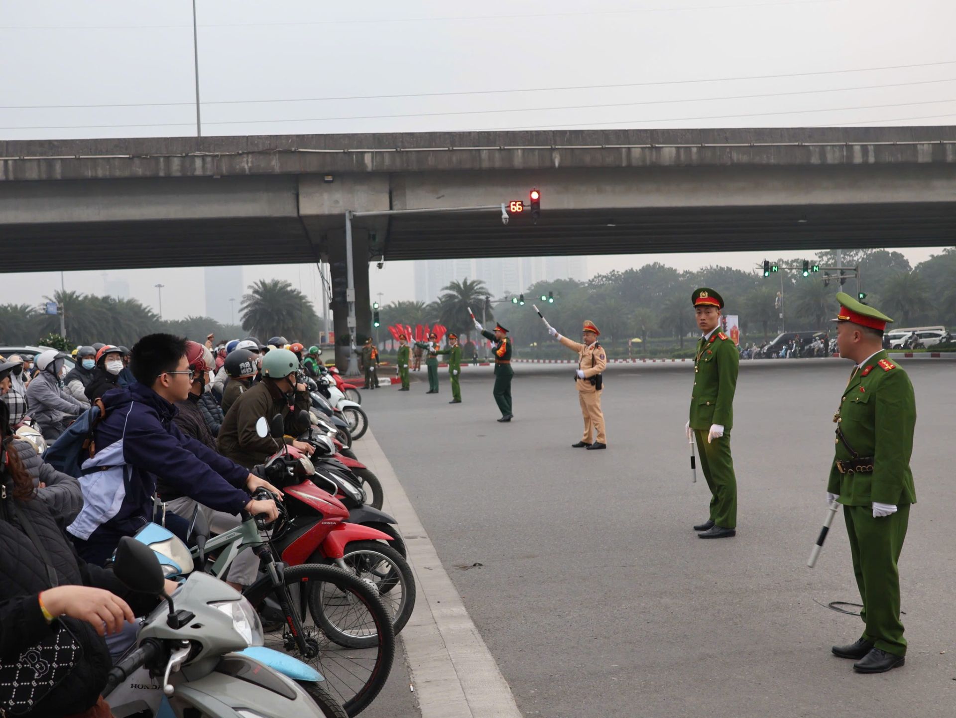Lực lượng C&ocirc;ng an v&agrave; Cảnh s&aacute;t giao th&ocirc;ng phối hợp điều tiết giao th&ocirc;ng, bảo đảm an ninh trật tự, kh&ocirc;ng để xảy ra &ugrave;n tắc trong khu vực trung t&acirc;m th&agrave;nh phố.