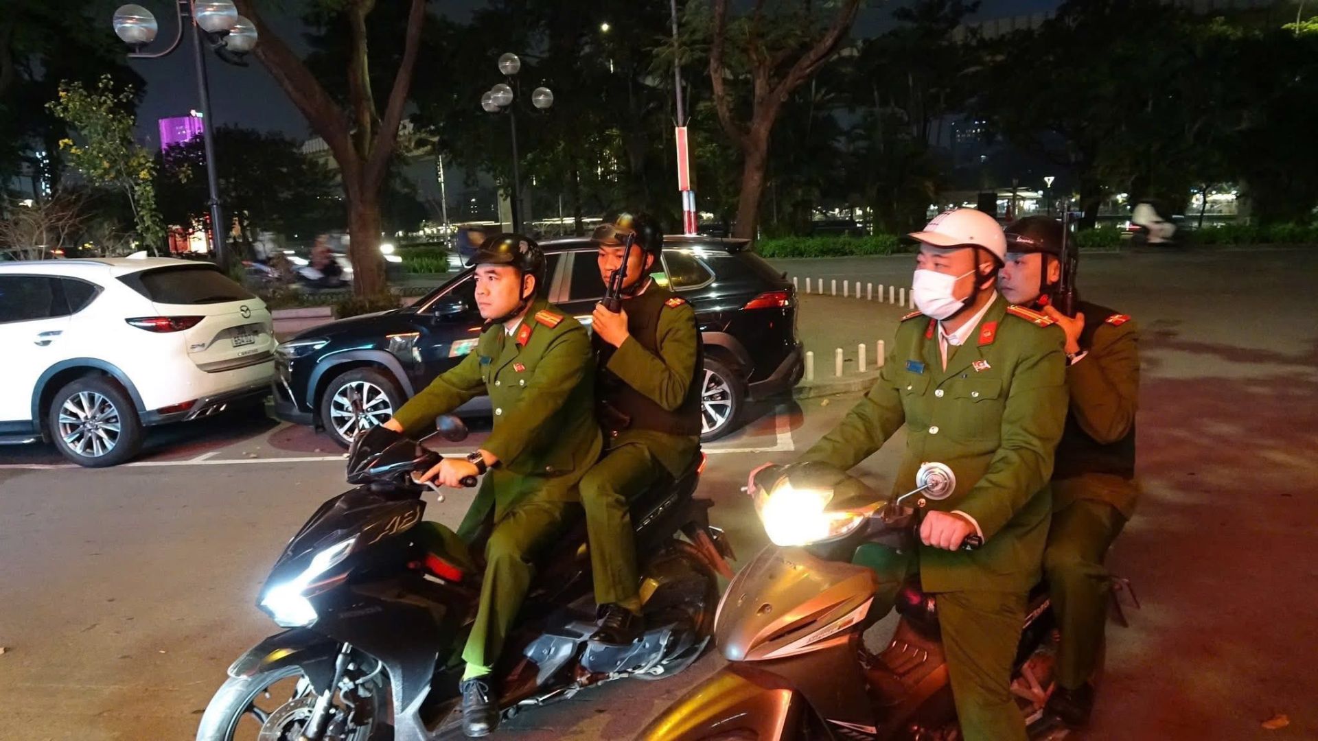 C&aacute;n bộ, chiến sĩ C&ocirc;ng an phường Đống Đa kiểm tra trang bị, vũ kh&iacute; trước khi triển khai c&aacute;c tổ tuần tra vũ trang theo kế hoạch.