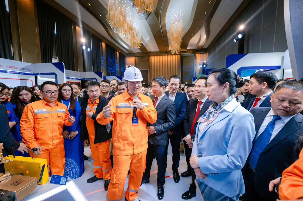 C&aacute;c đại biểu EVNNPC v&agrave; đối t&aacute;c, kh&aacute;ch h&agrave;ng tham quan c&aacute;c gian h&agrave;ng tại Triển l&atilde;m Techshow EVNNPC 2026.