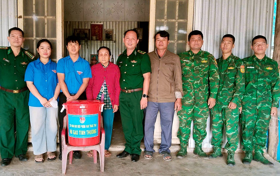 Thực hiện M&ocirc; h&igrave;nh &ldquo;Hũ gạo t&igrave;nh thương&rdquo;, đơn vị tặng gạo cho c&aacute;c gia đ&igrave;nh kh&oacute; khăn tr&ecirc;n địa b&agrave;n