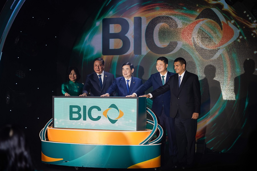 Ảnh 02: Đại diện L&atilde;nh đạo c&aacute;c đơn vị thực hiện nghi thức ra mắt nhận diện thương hiệu mới của BIC