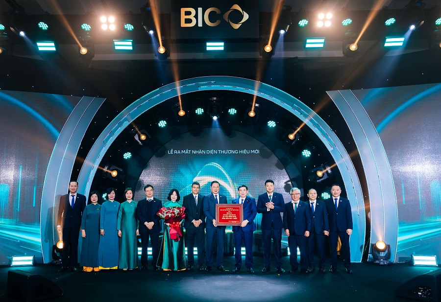 Ảnh 04: Ban L&atilde;nh đạo BIDV trao tặng 8 chữ v&agrave;ng &ldquo;An T&acirc;m Đồng H&agrave;nh, Vững Bền Ph&aacute;t Triển&rdquo; cho BIC nh&acirc;n dịp ra mắt nhận diện thương hiệu mới