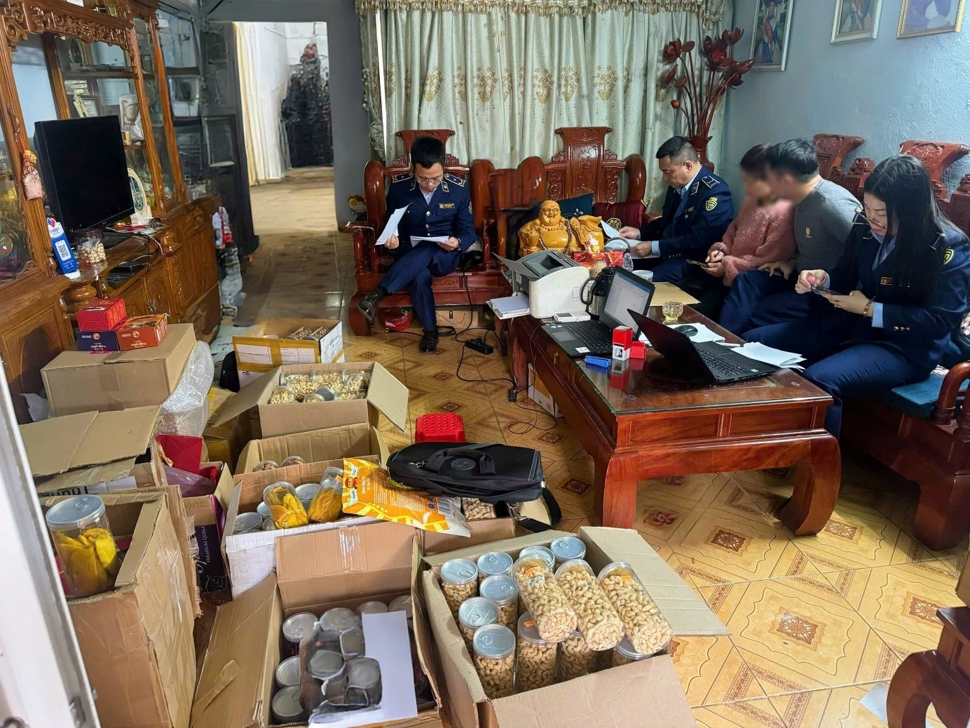 Lực lượng QLTT tiến h&agrave;nh kiểm k&ecirc;, lập hồ sơ xử l&yacute; h&agrave;ng h&oacute;a vi phạm