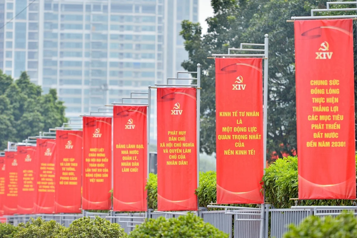 Tại khu vực trung t&acirc;m như Quảng trường Ba Đ&igrave;nh v&agrave; c&aacute;c trục đường ch&iacute;nh của H&agrave; Nội, nhiều cụm pano tấm lớn, biểu ngữ v&agrave; biểu tượng b&uacute;a liềm được trang tr&iacute; trang trọng.