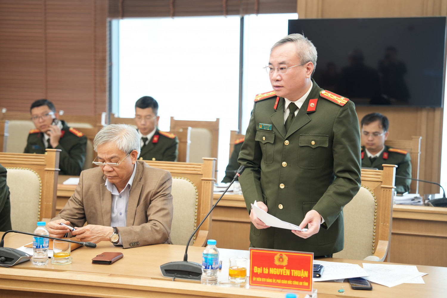 Đại t&aacute; Nguyễn Thuận, Ph&oacute; Gi&aacute;m đốc C&ocirc;ng an tỉnh ph&aacute;t biểu tại hội nghị