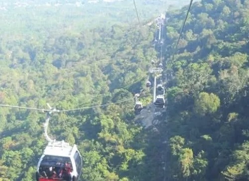 N&uacute;i Chứa Chan (c&ograve;n gọi l&agrave; n&uacute;i Gia L&agrave;o, thuộc x&atilde; Xu&acirc;n Lộc, tỉnh Đồng Nai) cao 837m so với mực nước biển v&agrave; c&aacute;ch TP Hồ Ch&iacute; Minh khoảng 100km.