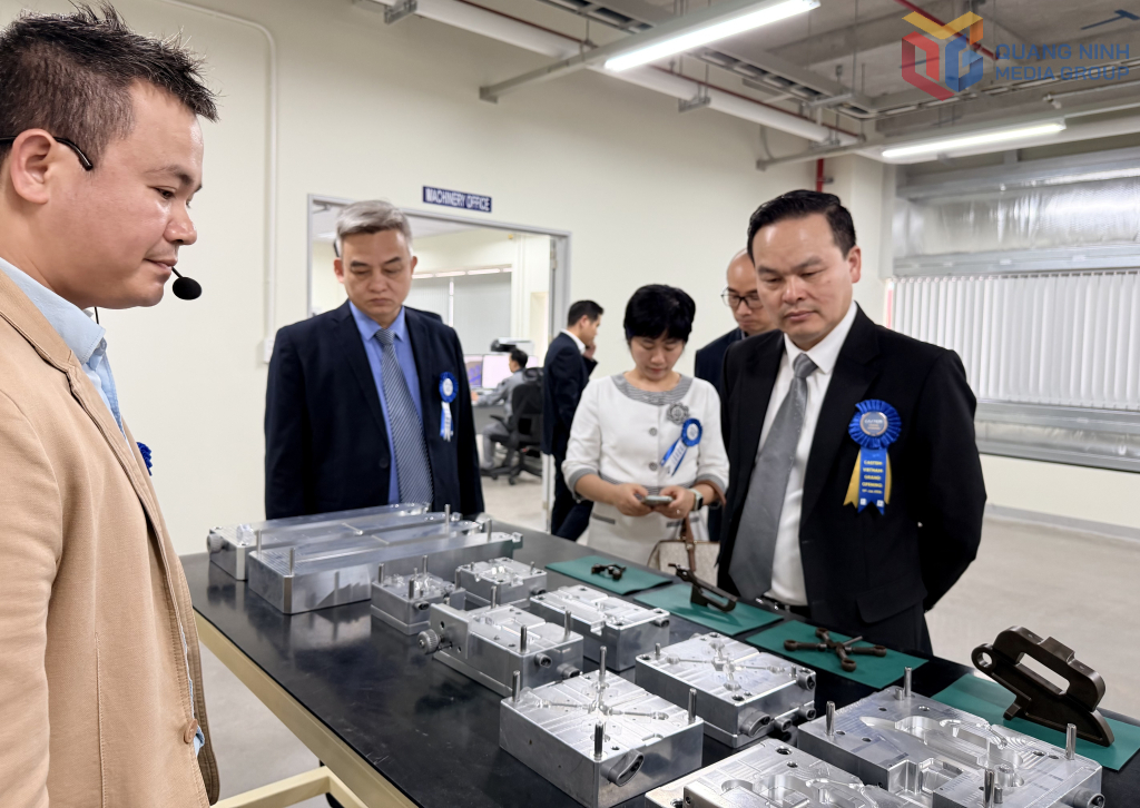 C&aacute;c đại biểu tham quan Nh&agrave; m&aacute;y Castem Việt Nam
