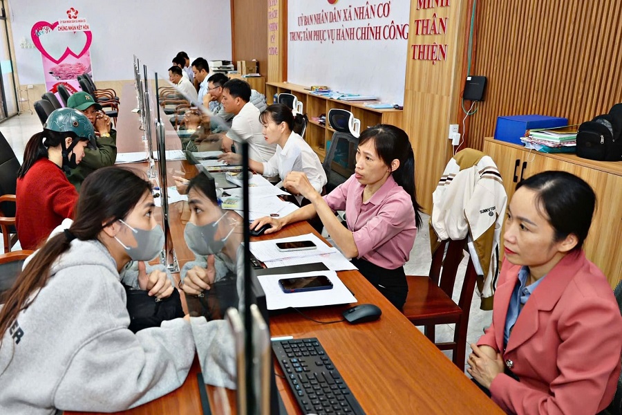 Đội ngũ c&aacute;n bộ ở x&atilde; Nh&acirc;n Cơ trong một buổi l&agrave;m việc. Ảnh: Ch&iacute;nh Th&agrave;nh