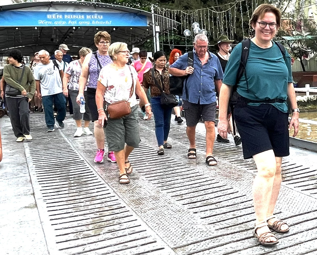 Du kh&aacute;ch nước ngo&agrave;i đến tham quan TP. Cần Thơ