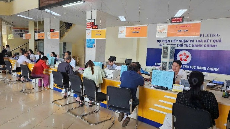 Tiếp nhận v&agrave; trả kết quả giải quyết thủ tục h&agrave;nh ch&iacute;nh tại Trung t&acirc;m Phục vụ h&agrave;nh ch&iacute;nh c&ocirc;ng tỉnh Gia Lai - Ảnh: B&aacute;o Nh&acirc;n d&acirc;n