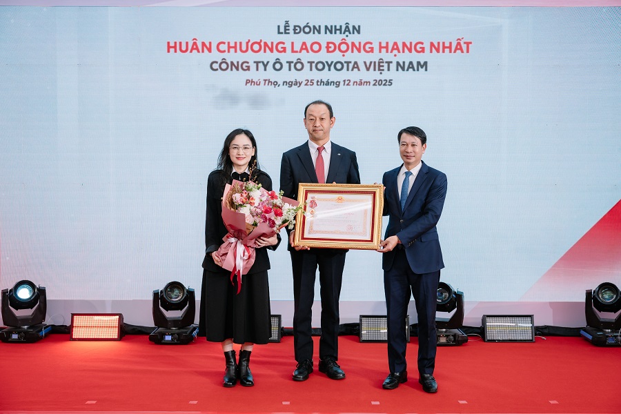 Toyota Việt Nam đ&oacute;n nhận Hu&acirc;n chương Lao động hạng Nhất