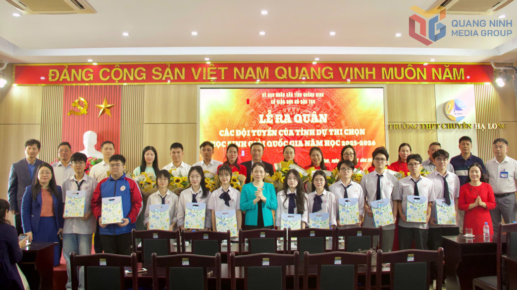 L&atilde;nh đạo Sở GD&ĐT tỉnh động vi&ecirc;n c&aacute;c th&iacute; sinh, thầy c&ocirc; tại Lễ ra qu&acirc;n c&aacute;c đội tuyển học sinh giỏi quốc gia tổ chức ở Trường THPT Chuy&ecirc;n Hạ Long (th&aacute;ng 12/2025)