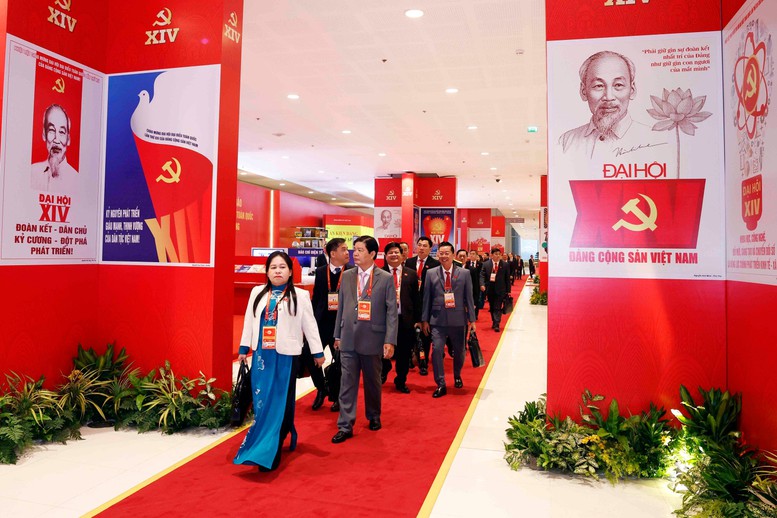 C&aacute;c đại biểu đến dự Phi&ecirc;n họp tr&ugrave; bị Đại hội XIV của Đảng - Ảnh: VGP/Nhật Bắc