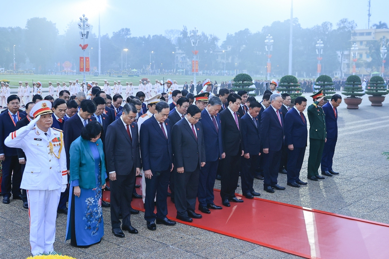C&aacute;c đồng ch&iacute; l&atilde;nh đạo Đảng, Nh&agrave; nước v&agrave; đại biểu dự Đại hội Đảng lần thứ XIV do Tổng B&iacute; thư T&ocirc; L&acirc;m dẫn đầu đặt v&ograve;ng hoa, viếng Chủ tịch Hồ Ch&iacute; Minh - Ảnh: VGP/Nhật Bắc