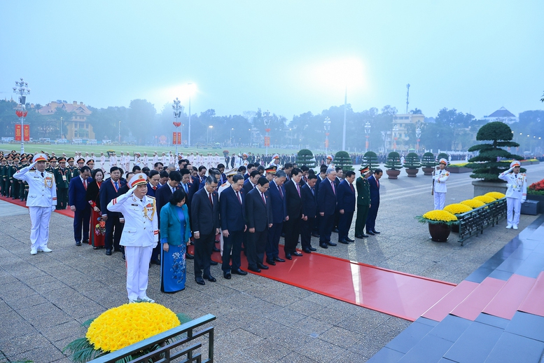 C&aacute;c đồng ch&iacute; l&atilde;nh đạo Đảng, Nh&agrave; nước v&agrave; đại biểu dự Đại hội Đảng XIV do Tổng B&iacute; thư T&ocirc; L&acirc;m dẫn đầu đặt v&ograve;ng hoa, viếng Chủ tịch Hồ Ch&iacute; Minh - Ảnh: VGP/Nhật Bắc