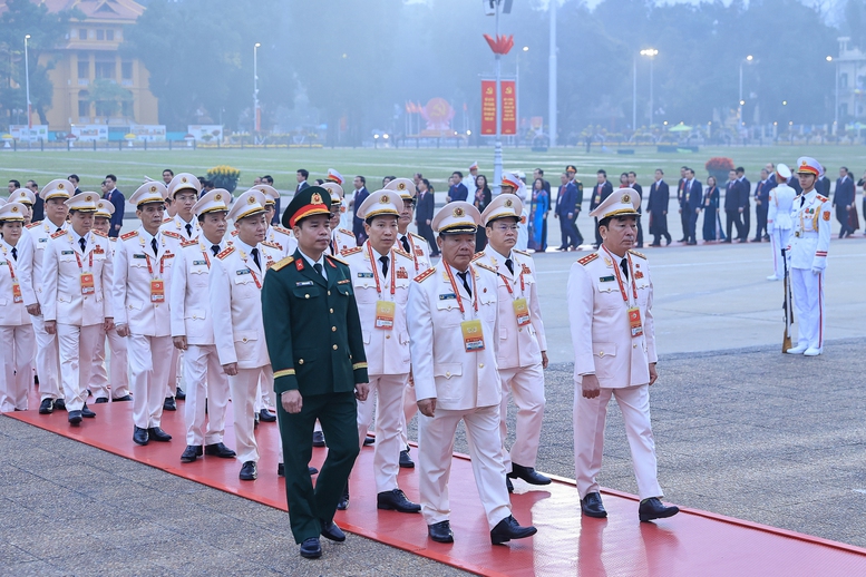 C&aacute;c đại biểu v&agrave;o Lăng viếng Chủ tịch Hồ Ch&iacute; Minh - Ảnh: VGP/Nhật Bắc