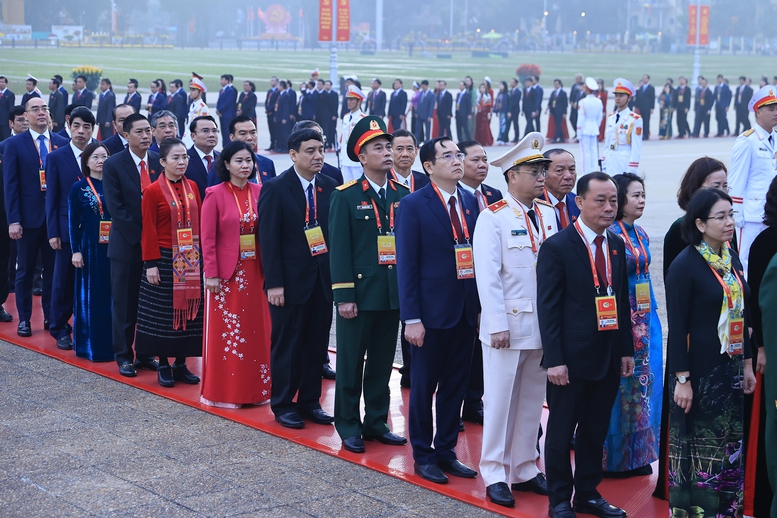 C&aacute;c đại biểu v&agrave;o Lăng viếng Chủ tịch Hồ Ch&iacute; Minh - Ảnh: VGP/Nhật Bắc