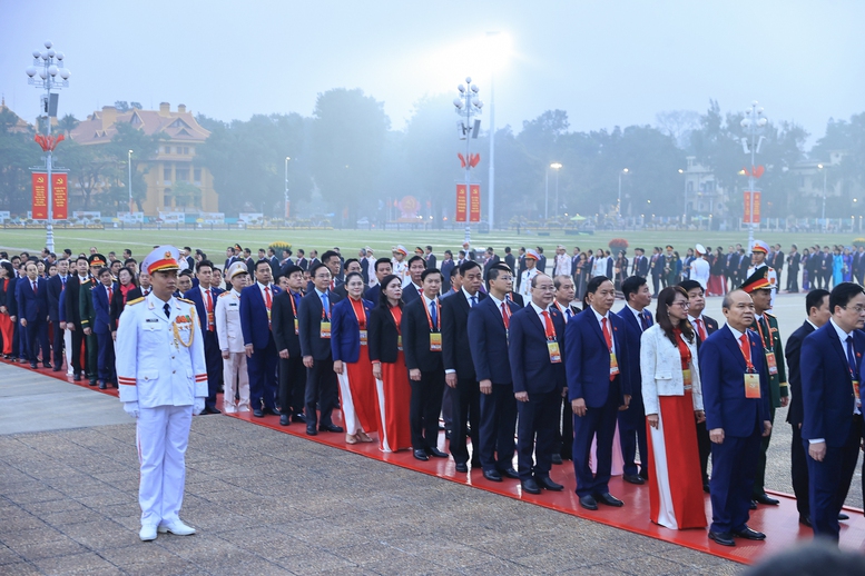 C&aacute;c đại biểu v&agrave;o Lăng viếng Chủ tịch Hồ Ch&iacute; Minh - Ảnh: VGP/Nhật Bắc