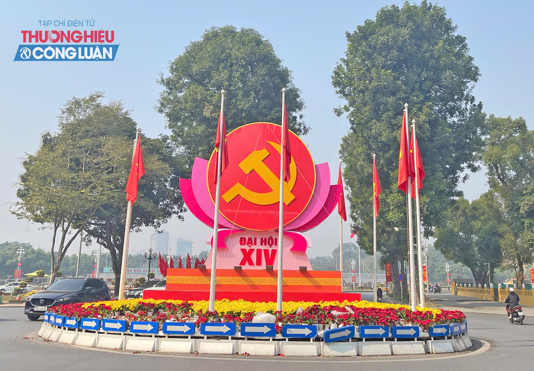 Không khí hướng về Đại hội XIV lan tỏa trong từng góc phố Hà Nội