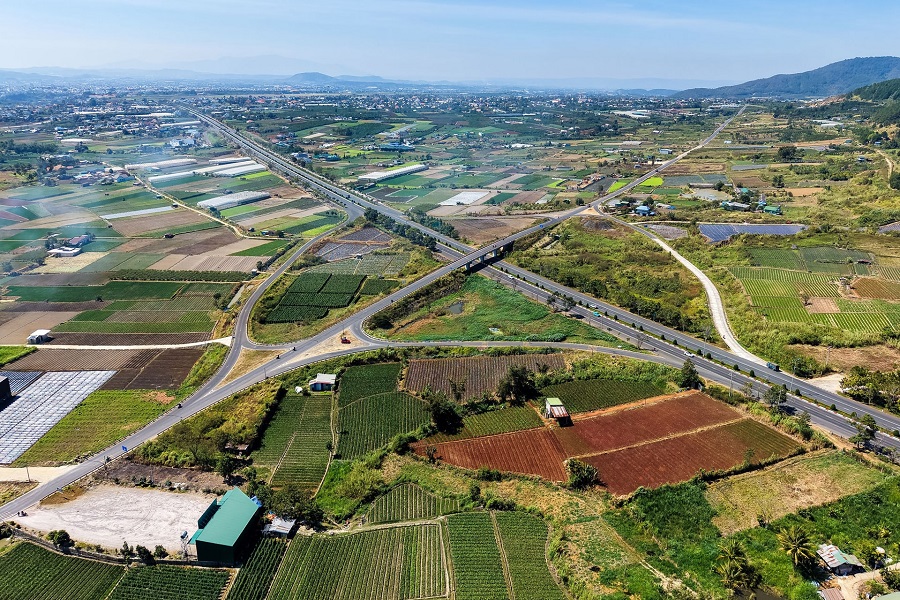 N&uacute;t giao kết nối c&aacute;c tuyến đường tỉnh lộ v&agrave;o cao tốc Li&ecirc;n Khương - Prenn