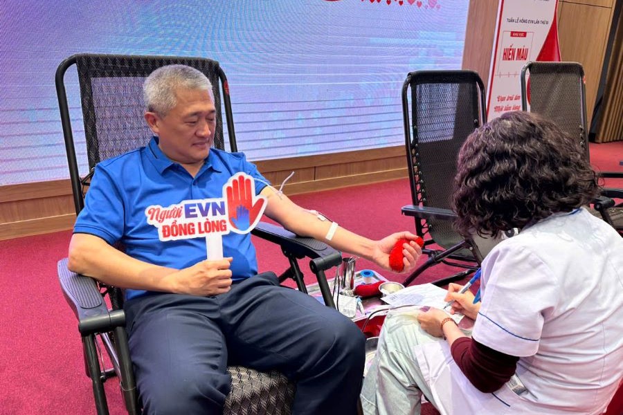 &Ocirc;ng Phạm Việt Thắng, Ph&oacute; Gi&aacute;m đốc PC H&agrave; Tĩnh tham gia hiến m&aacute;u hưởng ứng chương tr&igrave;nh