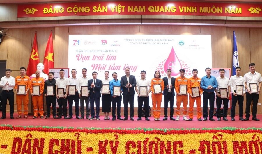 Biểu dương c&aacute;c c&aacute; nh&acirc;n t&iacute;ch cực trong phong tr&agrave;o hiến m&aacute;u