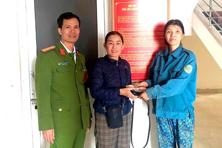 Quảng Trị: Người phụ nữ thu mua ve chai nhặt được túi chứa tiền, vàng tìm người trả lại