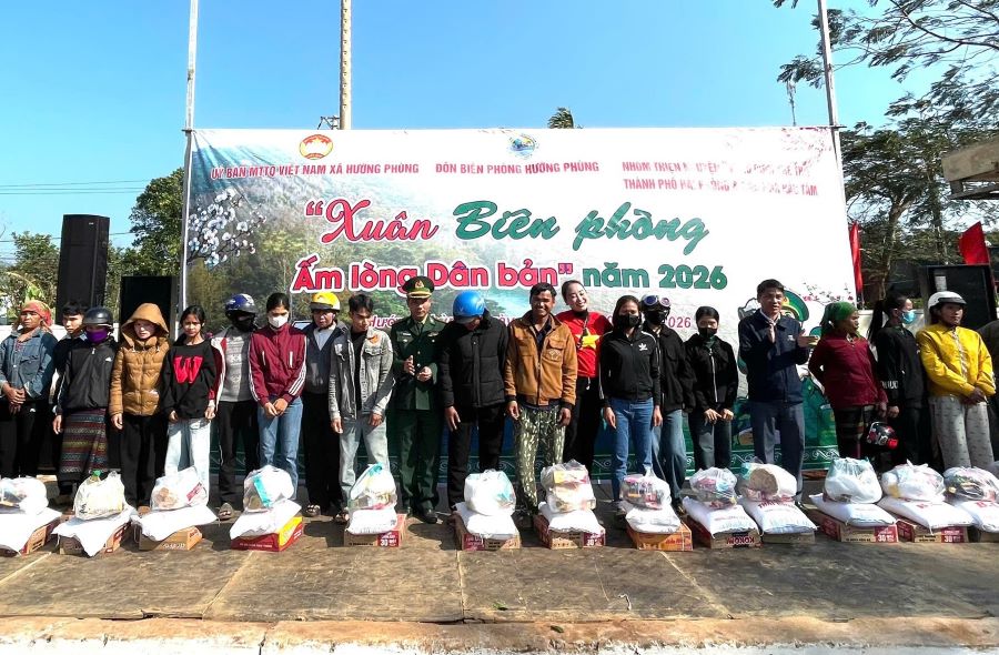 Trao hơn 800 suất qu&agrave; tặng học sinh v&agrave; đồng b&agrave;o nơi bi&ecirc;n cương