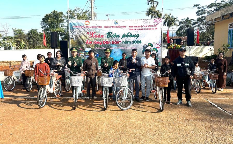 Quảng Trị: Trao hơn 800 suất quà cho học sinh và đồng bào nơi biên cương