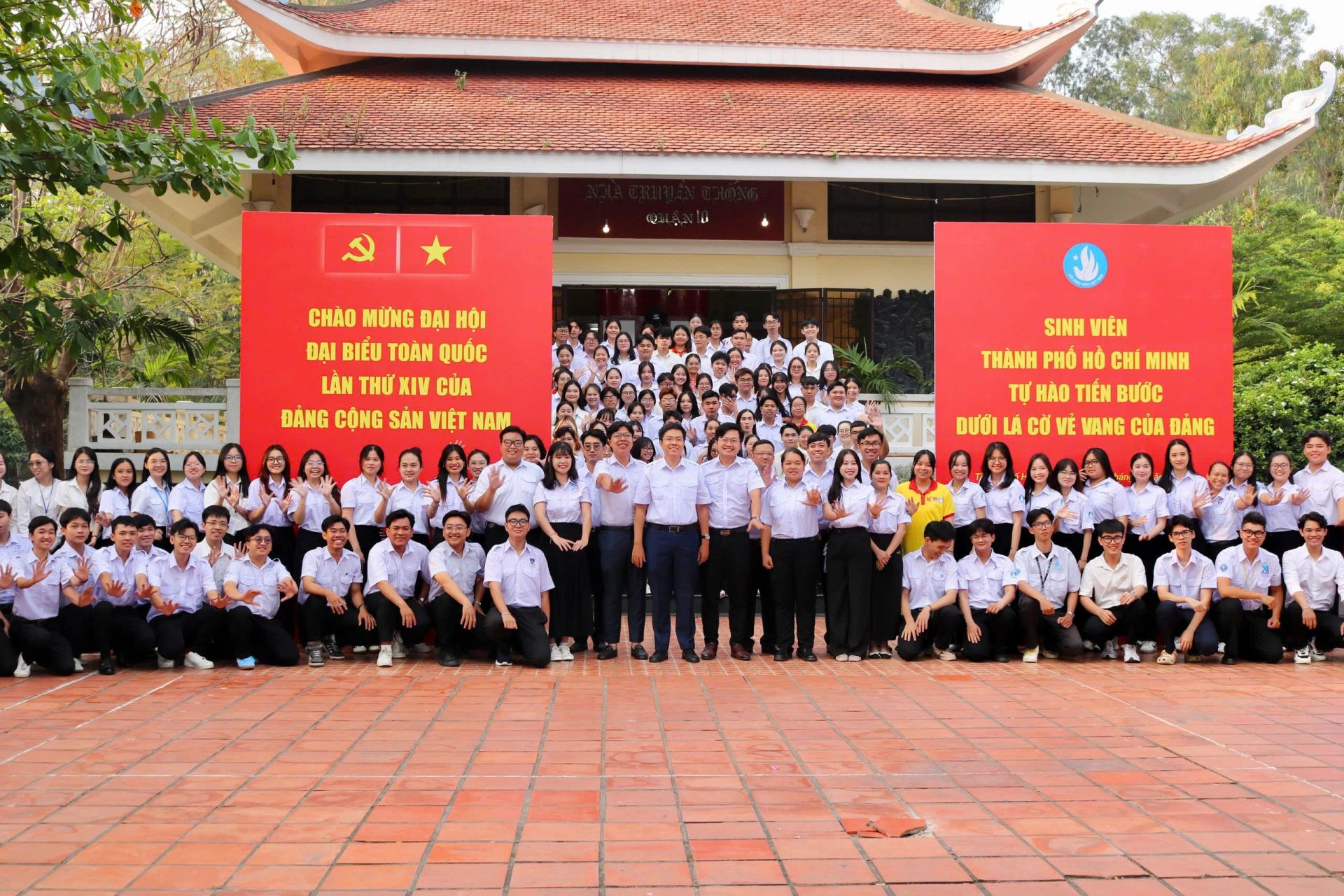 H&agrave;ng trăm sinh vi&ecirc;n TP. HCM c&oacute; mặt tham dự Lễ Ch&agrave;o cờ s&aacute;ng 19/1