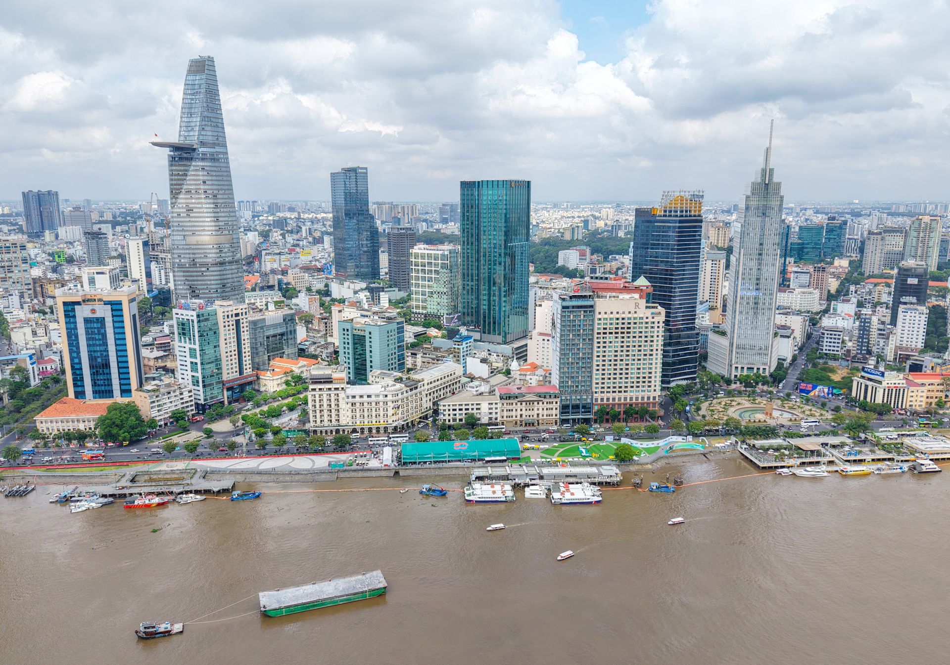 Dư nợ tín dụng bất động sản vượt mốc kỷ lục 2 triệu tỷ đồng: Dòng vốn quay lại mạnh mẽ