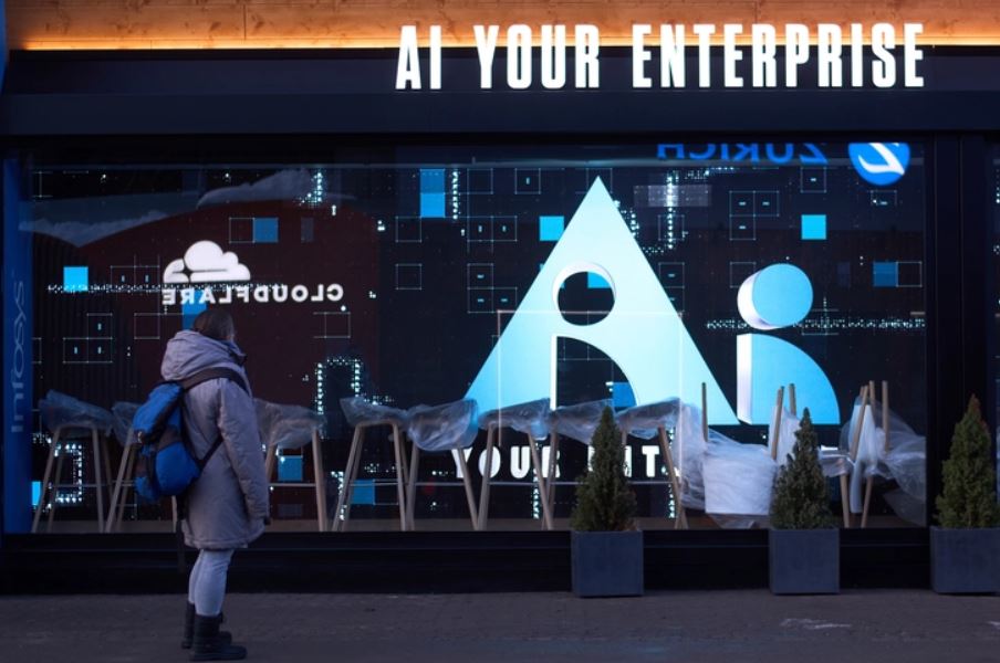 Sản phẩm tr&iacute; tuệ nh&acirc;n tạo được giới thiệu tại Diễn đ&agrave;n Kinh tế thế giới ở Davos, Thụy Sĩ ng&agrave;y 17/1. (Ảnh: AP)